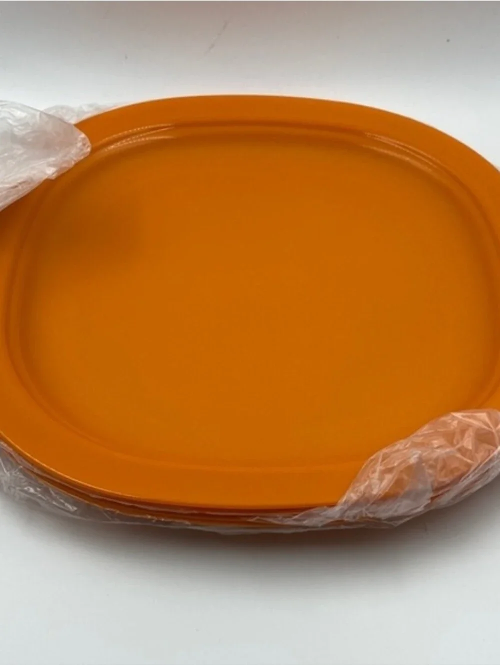 Tupperware Reheatable Luncheon Plates Set of 4 in Orange With 4 16onz Cups W Lid